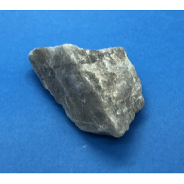 Kamień księżycowy - surowy 70 x 35 x 25 mm waga 77 g
